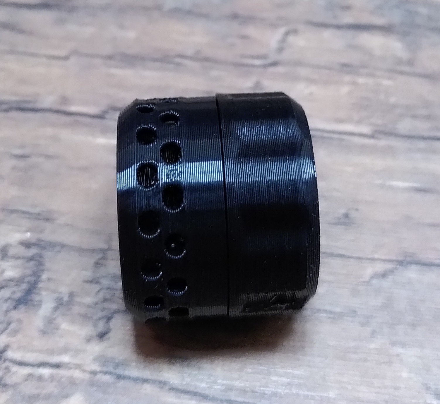 ein kleiner schwarzer, runder behälter für Silica - 3D gedruckt
